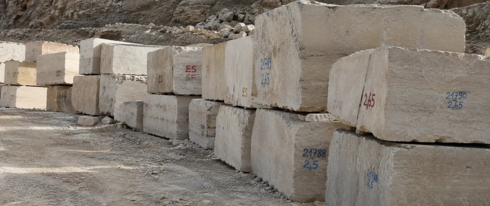 Taş ocağında menşe işaretleri bulunan bloklar