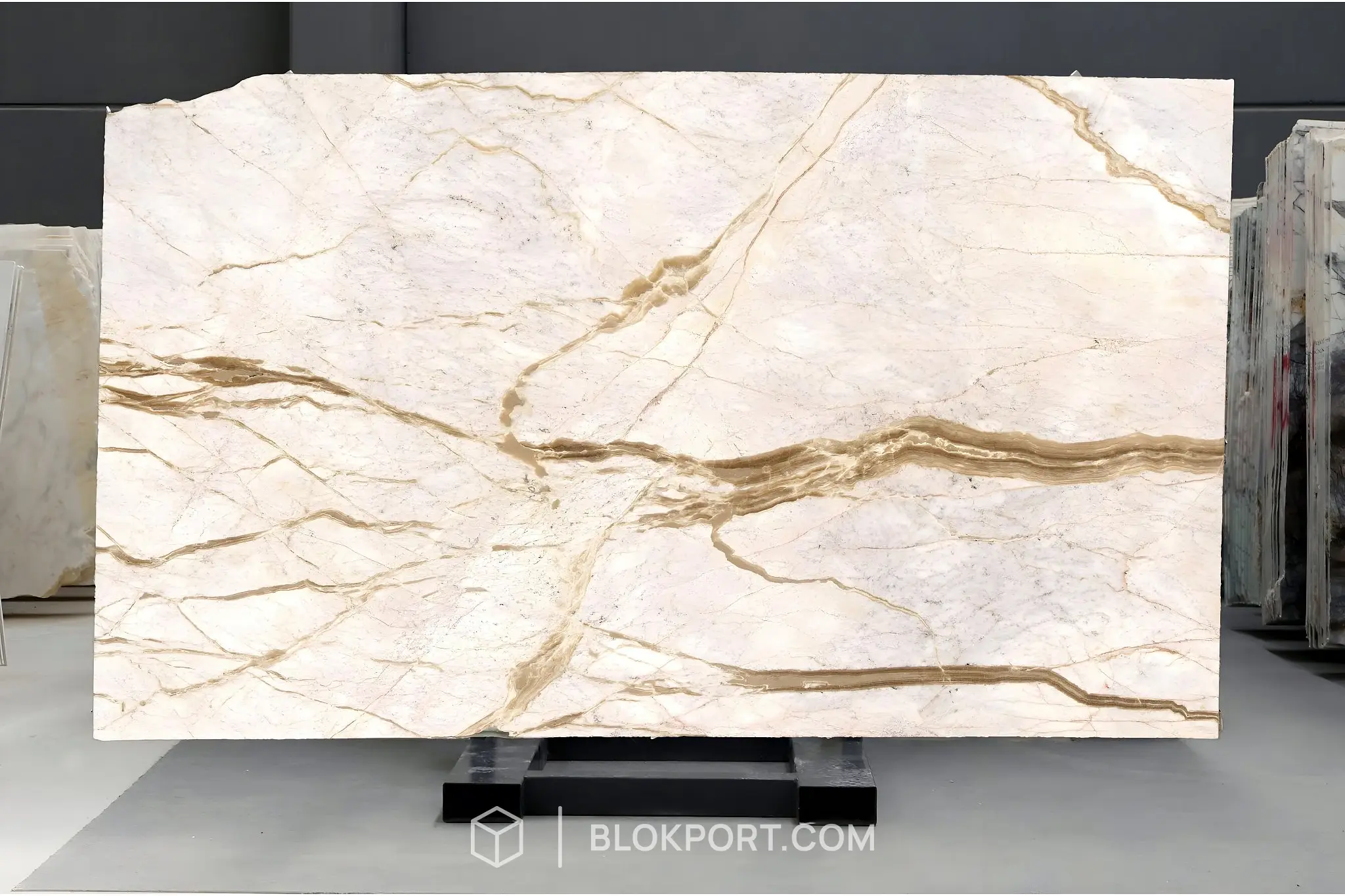 Alba Dorata Levigato Marmo, photo 1 of 11