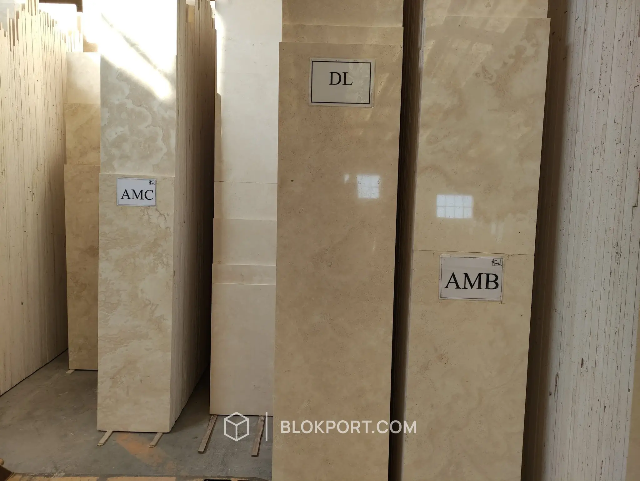 White Travertine Lucidato, foto 1 di 3