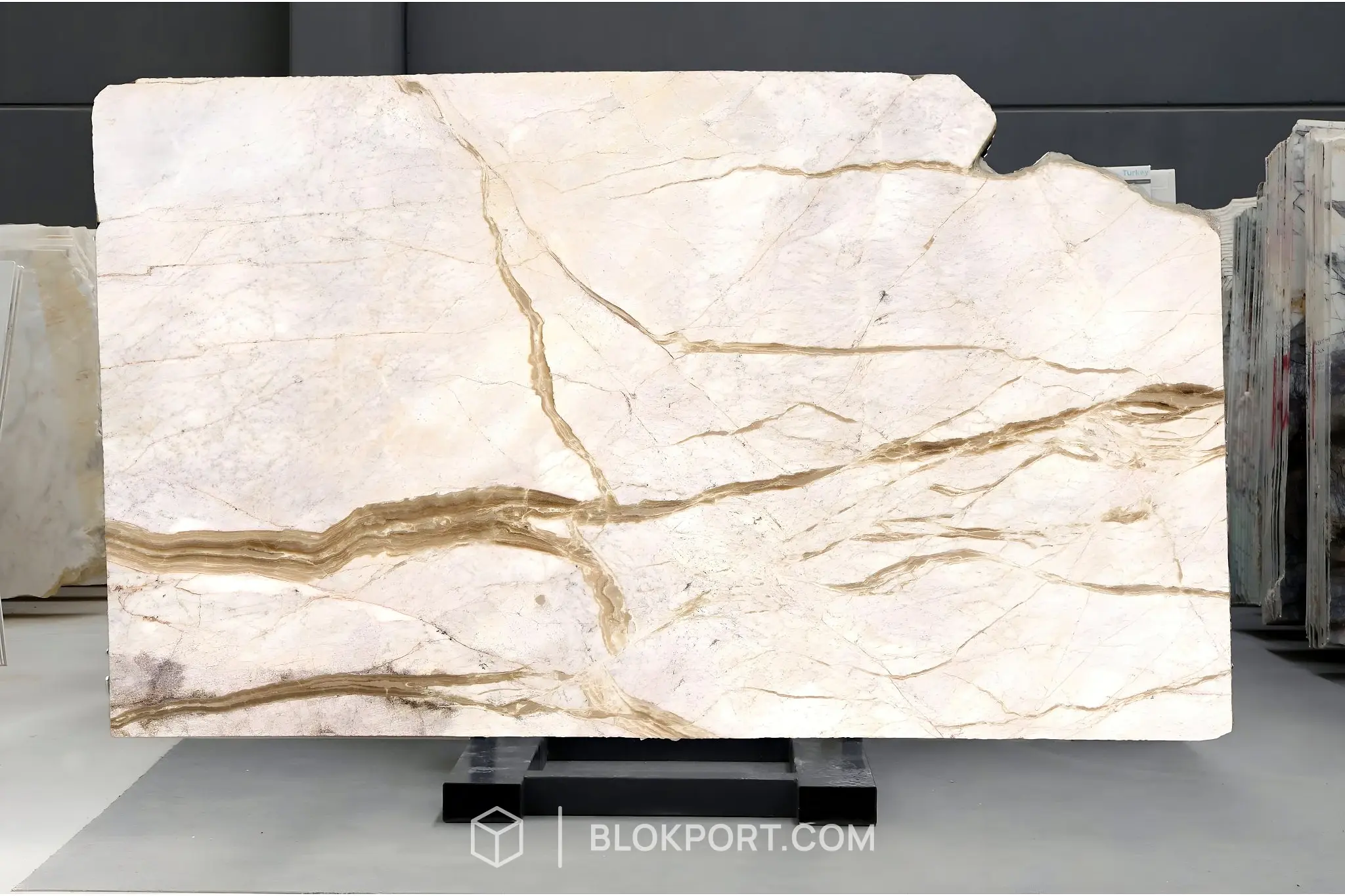 Alba Dorata Levigato Marmo, photo 1 of 11