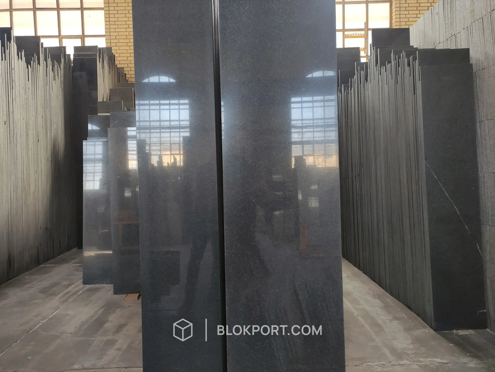 Tiger Black Lucidato Granito, foto 1 di 3