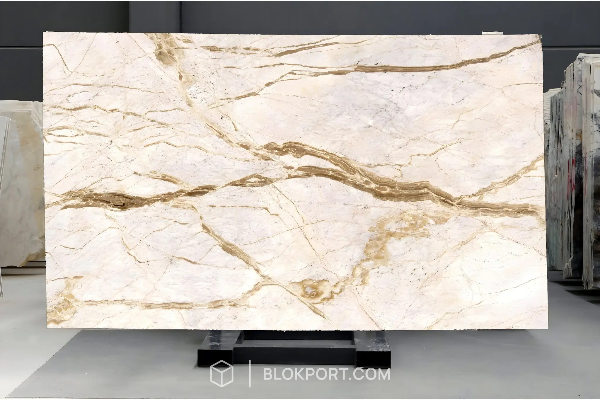 Alba Dorata Levigato Marmo, photo 1 of 11