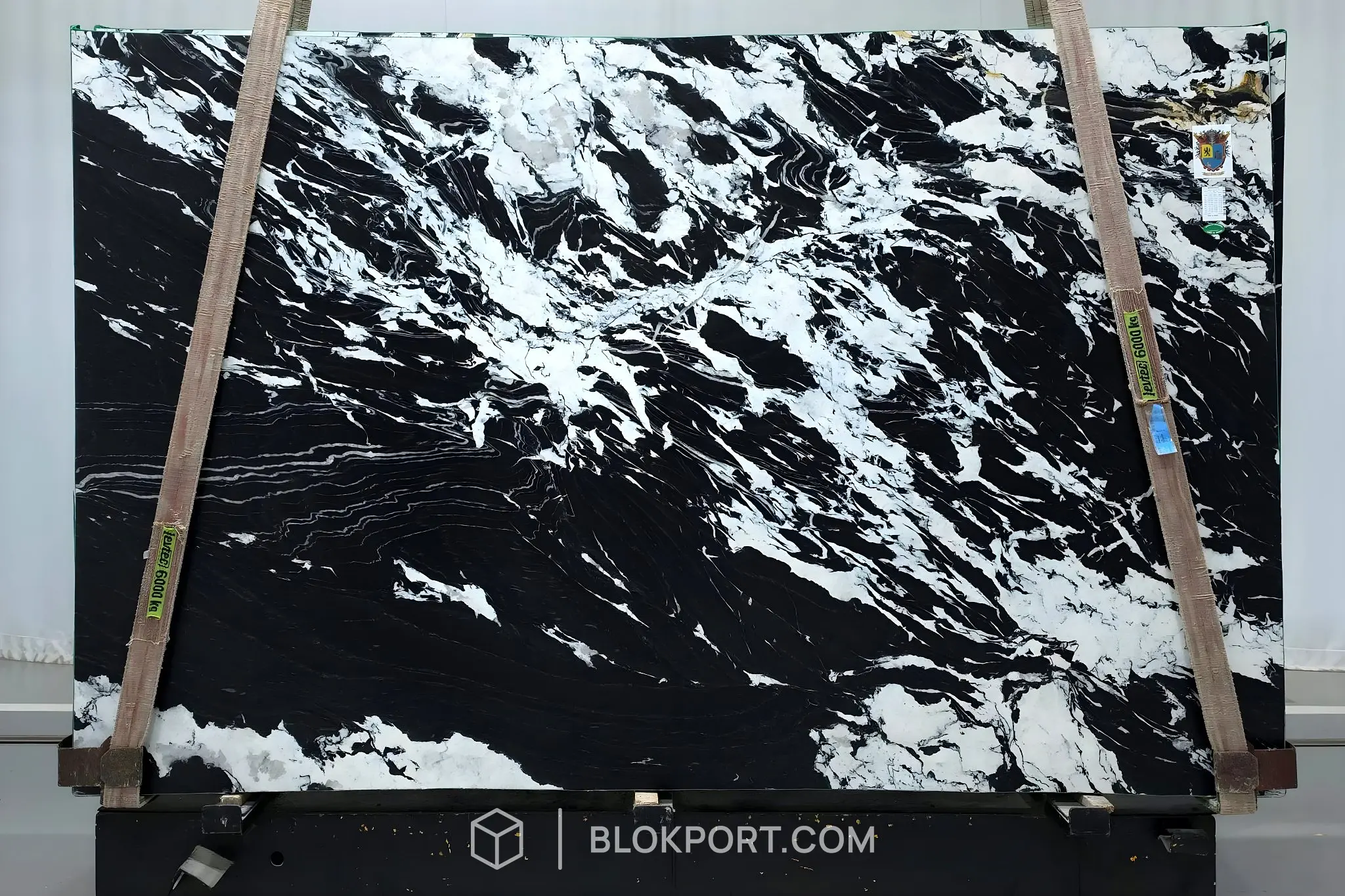 Phoenix Black 皮革面 白云石, 1 张图片，共 2 张