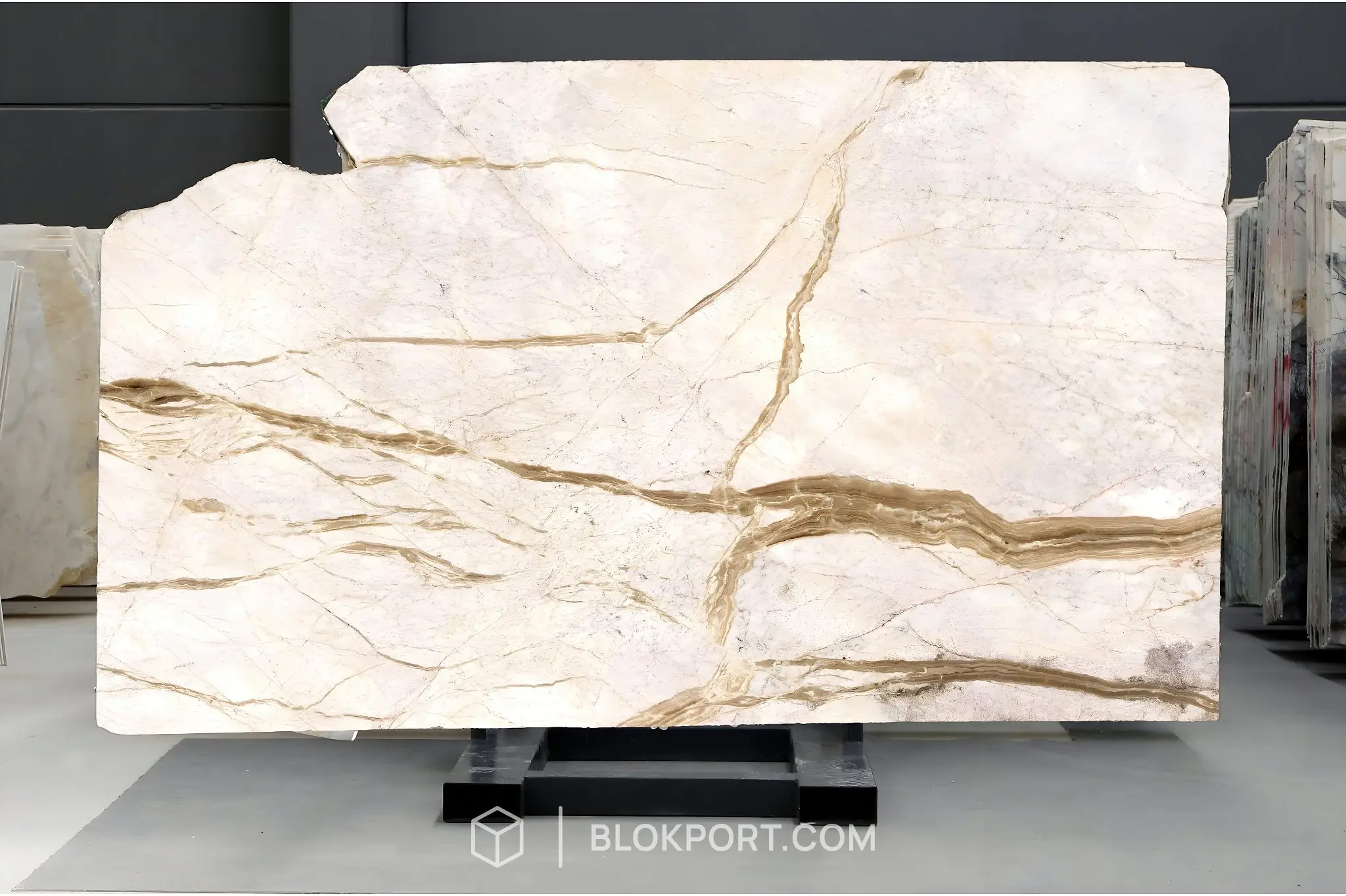 Alba Dorata Levigato Marmo, photo 1 of 11